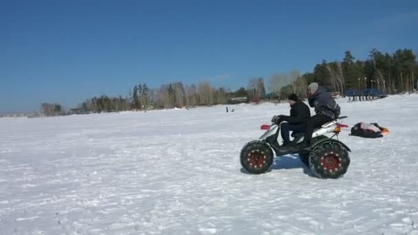 俄罗斯新西伯利亚 2018年3月10日 年轻人乘坐一辆三轮自制摩托车在冬季结冰的海面上 在河上的动力滑翔伞的节日 — 图库视频影像