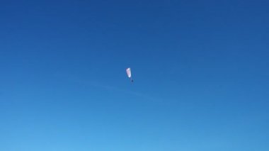 Motorlu yamaç paraşütü ppg yüksek güzel mavi gökyüzünde uçan