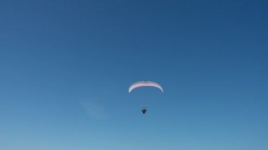 Novosibirsk, Rusya - 10 Mart 2018: Ob nehir Festivali motorlu yamaç paraşütü ppg yüksek uçuş kış güzel sakin mavi gökyüzünde