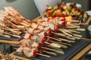 biber ve somon balık ile küçük kebap. yemek yemek servisi. aperatifler ve mezeler.