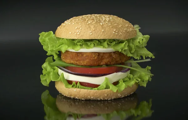 Siyah Arka Plan Üzerine Lezzetli Burger Taze Sebze Ile Yapımı — Stok fotoğraf