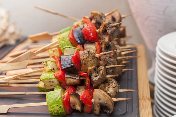 Kebabs Vegetais Com Pimentas Cogumelos Abobrinha Comida Catering Petiscos Aperitivos — Fotografia de Stock