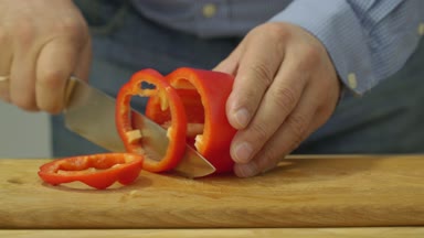 adam doğrama kırmızı biber ahşap tahta üzerinde kapat