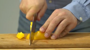 Erkek el kesme biber üzerinde kesme tahtası evde yemek, kapat