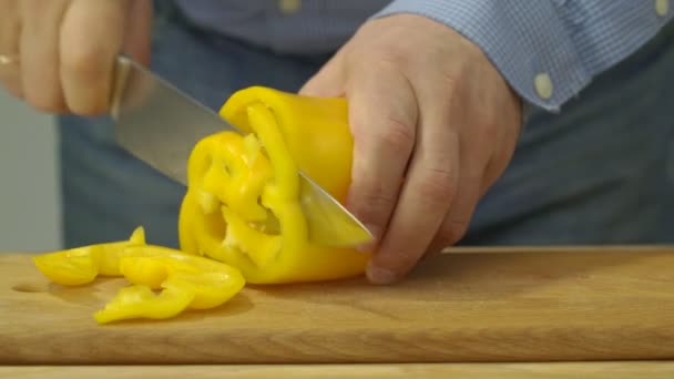 Male Hands Holding Sharp Knife Chopping Fresh Yellow Pepper Wooden — Stock Video