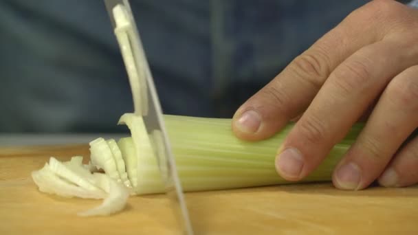 Uomo Che Taglia Sedano Fresco Tavola Legno Con Coltello Affilato — Video Stock