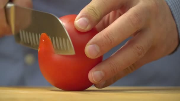 Homem Segurando Faca Afiada Cortando Tomate Fresco Tábua Madeira Perto — Vídeo de Stock