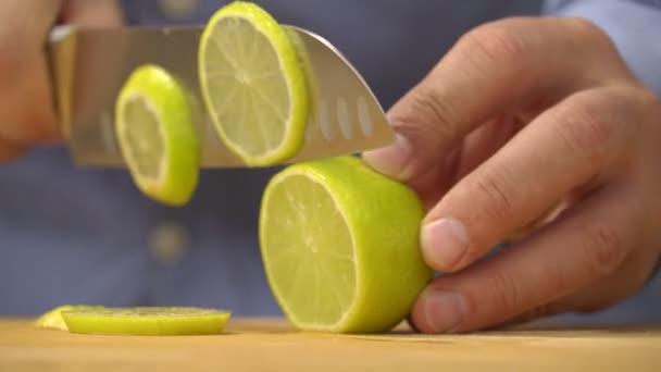 Cozinhar Close Mão Masculina Corte Limão Tábua Madeira — Vídeo de Stock