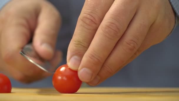 Homem Cortando Tomates Cereja Perto — Vídeo de Stock