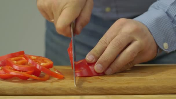 Hombre Sosteniendo Cuchillo Afilado Picando Pimienta Roja Fresca Tablero Madera — Vídeo de stock