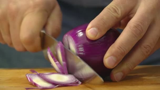 Manos Masculinas Sosteniendo Cuchillo Afilado Picando Cebolla Roja Fresca Tablero — Vídeo de stock
