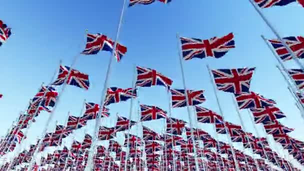 Vele Verenigd Koninkrijk Vlaggen Zwaaien Tegen Schone Blauwe Hemel Drie — Stockvideo