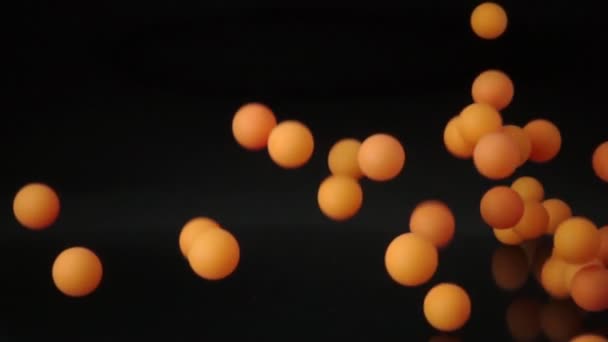 Повільний Рух Помаранчевих Кульок Падають Підстрибують Чорному Тлі — стокове відео