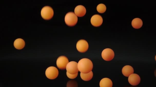 Viele Orangefarbene Kugeln Fallen Und Hüpfen Auf Schwarzer Oberfläche Zeitlupe — Stockvideo