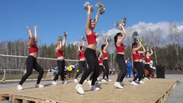 俄罗斯新西伯利亚 4月28日 2018 女孩啦啦队与彩球在新西伯利亚州立大学体育场馆舞台上跳舞 — 图库视频影像