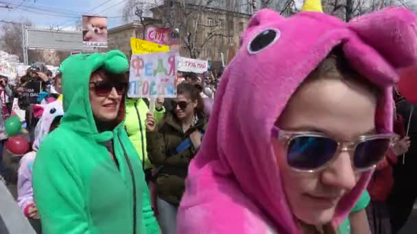 ノヴォシビルスク ロシア 2018 ノヴォシビルスクでアクション Monstration 2018 変な衣装の若者のデモでポスターと通りを歩く — ストック動画