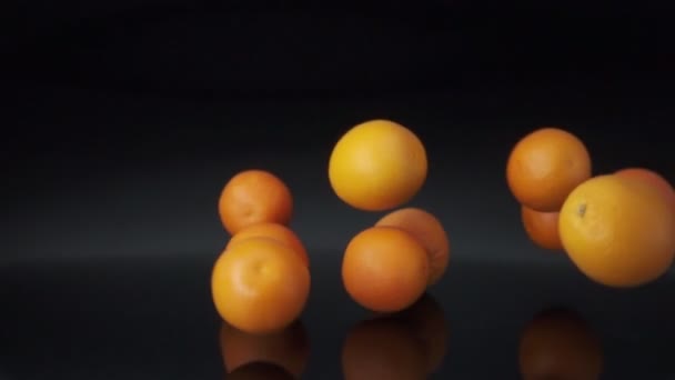 Naranjas Frescas Sabrosas Que Caen Rebotan Superficie Negra Cámara Lenta — Vídeo de stock