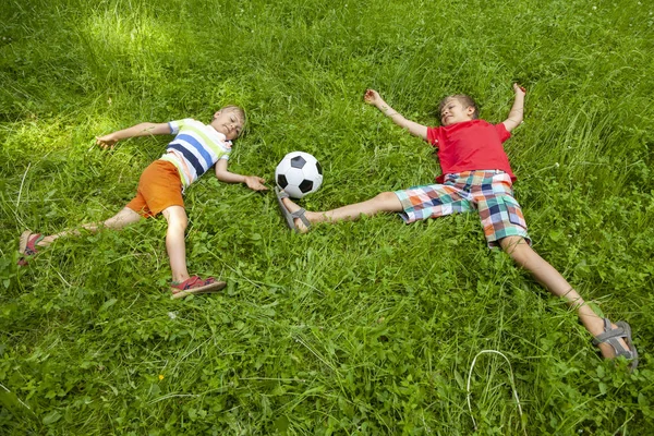 Fútbol Infantil Los Jóvenes Tumbaron Hierba Verde Pateando Pelota Fútbol — Foto de Stock