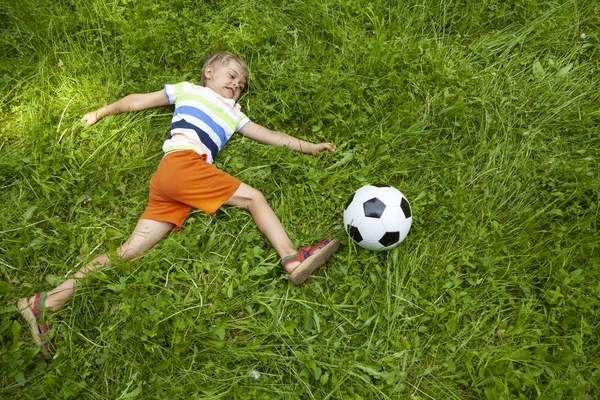 Fútbol Infantil Pequeño Niño Acostado Hierba Verde Pateando Pelota Fútbol — Foto de Stock