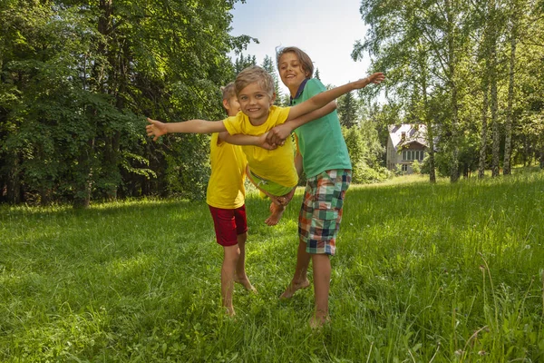 Dışarıda Oynayan Mutlu Kardeşler Çocuklar Doğada Birlikte Eğleniyorlar Görüntü — Stok fotoğraf