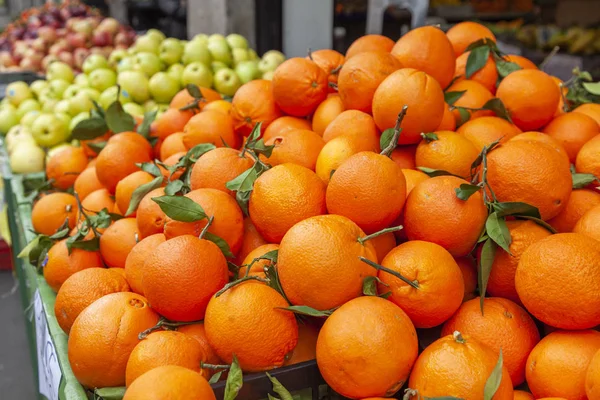 Friss Narancs Gyümölcs Zöldség Piacon Dobozokban Stock Kép