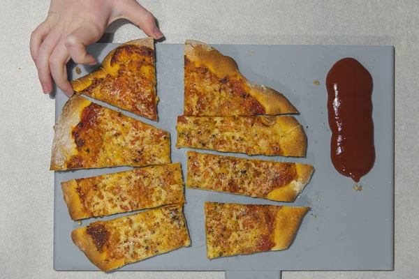 Hand Bit Pizza Stockbild