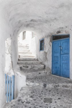 Dar sokak ve merdiven üzerinde Santorini