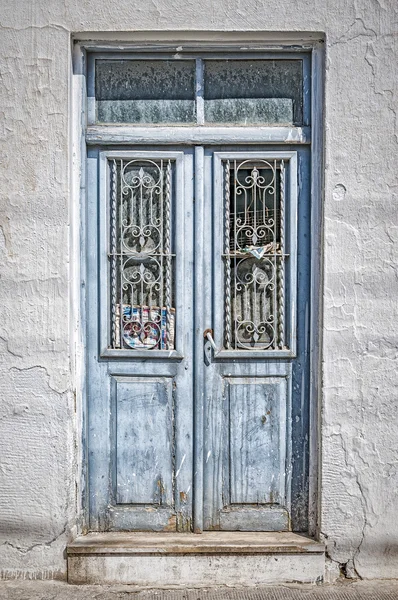 Alte blaue Tür auf Beton — Stockfoto