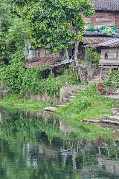 Phetchaburi floden kåkstäder — Stockfoto