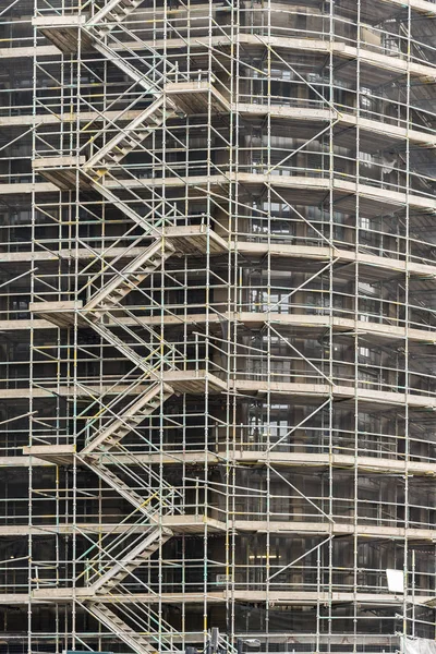 Byggnadsställningar som omger byggnaden — Stockfoto