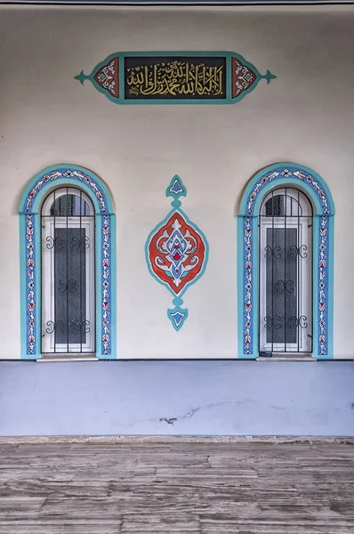 Ventanas laterales de la mezquita Fatith — Foto de Stock