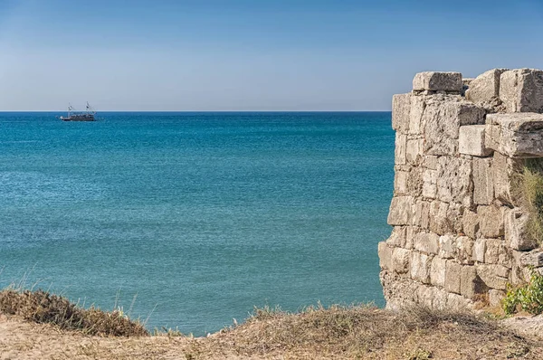 Sides antika stad vägg vid havet — Stockfoto