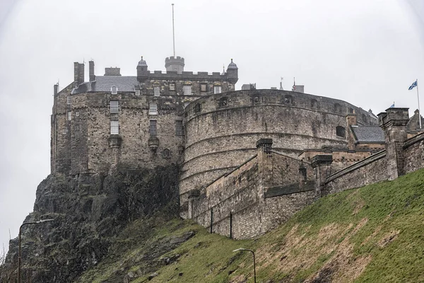 Castello di Edimburgo sotto la pioggia nebbiosa — Foto Stock