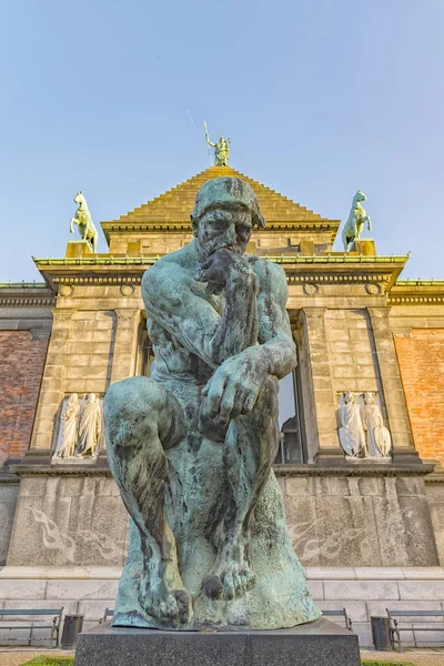 Copenhagen Glyptotek denker standbeeld — Stockfoto