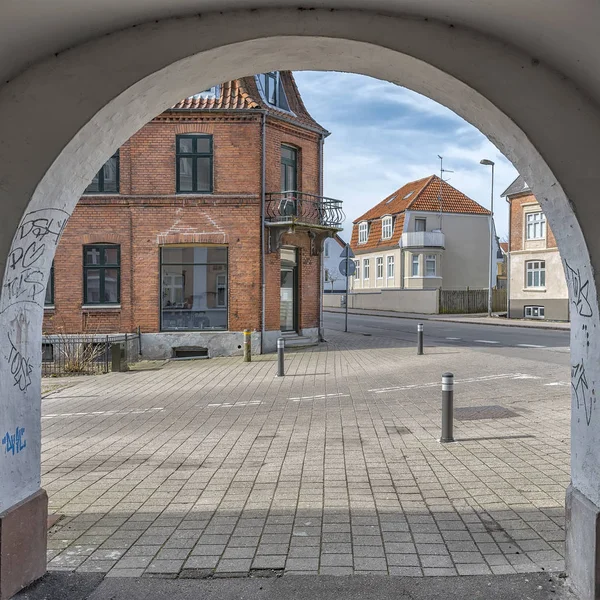 Helsingor Antiguo edificio a través de Archway — Foto de Stock