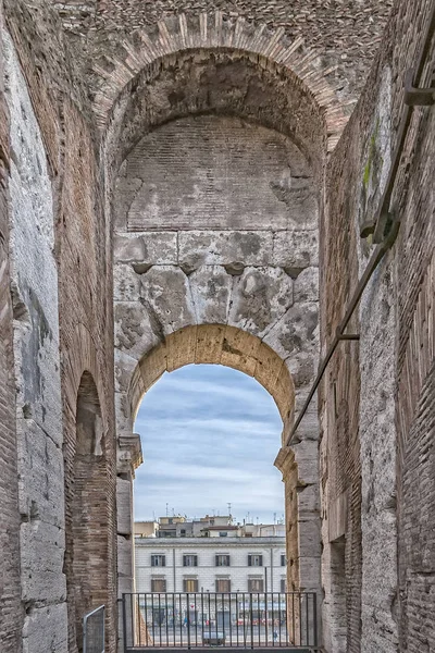 Rome Colosseum interiör höga valv — Stockfoto