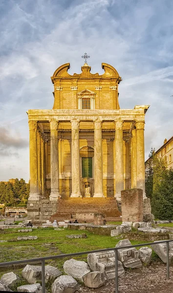 Temple of Antoninus and Faustina — Stock Photo, Image