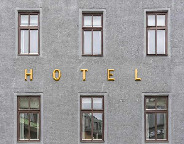 Hotel teken in de buurt van Windows — Stockfoto