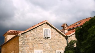 Bulutlar üzerinde eski kasaba zaman atlamalı