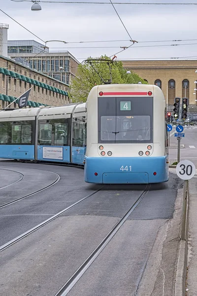 Gothenburg Public Tram girando o canto — Fotografia de Stock