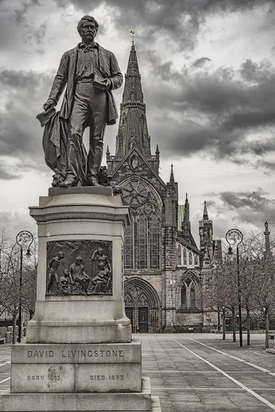 Kathedraal van Glasgow en standbeeld — Stockfoto