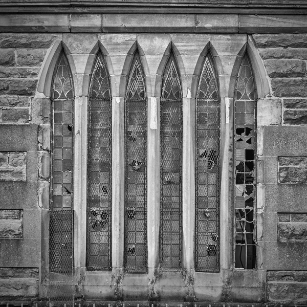 Kaputte Kirchenfenster — Stockfoto