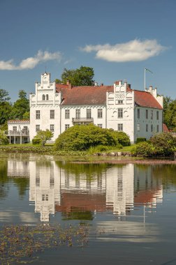 Wanas Kalesi ve yansıma