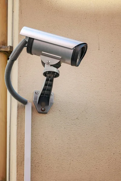 Камера безпеки на стіні — стокове фото