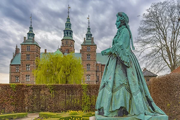 Standbeeld bij kasteel Rosenborg — Stockfoto