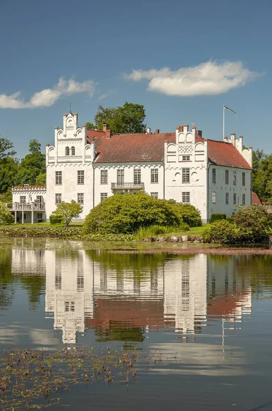 Wanas Kalesi ve yansıma