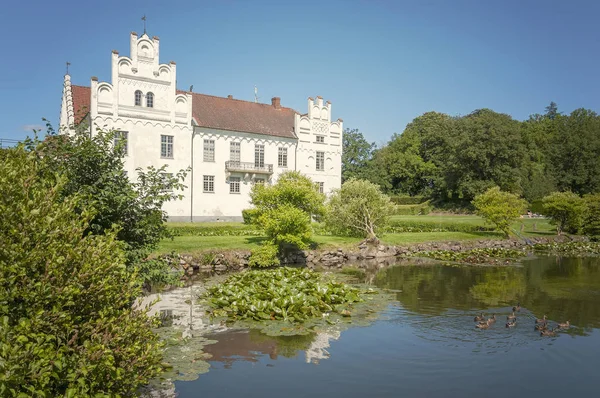 Wanas Castle Duck Pond — Stock Photo, Image