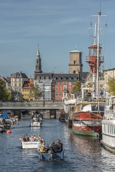 多艘船的哥本哈根运河场景 — 图库照片