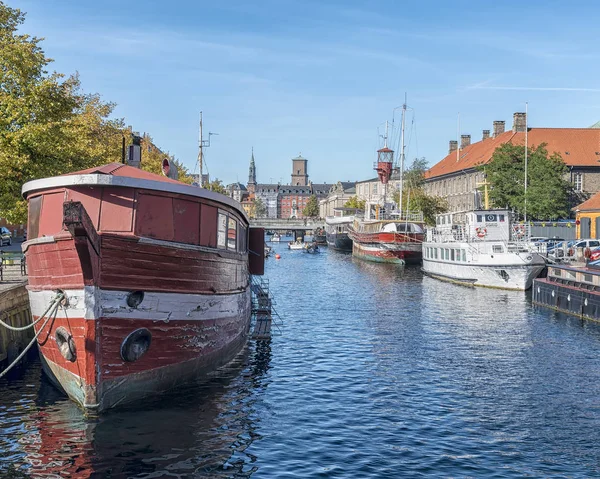 Scena del canale di Copenaghen con Red Barge — Foto Stock