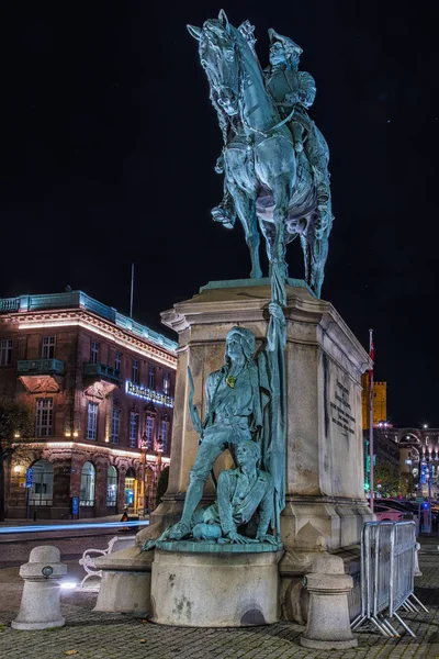 Helsingborg Magnus Stenbock Estatua de noche —  Fotos de Stock